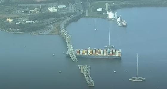 Navio que derrubou ponte